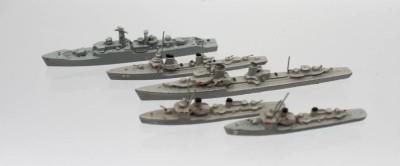 Auktion 366<br>5x Schiffsminiaturen, Wiking, älter, Kriegsschiffe, Größtes L-9,8cm [1]