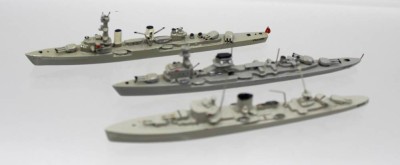 Auktion 366<br>3x Schiffsminiaturen, Wiking, älter, Kriegsschiffe, ca. L-14,2cm [1]