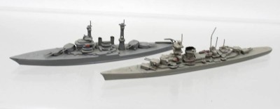 Auktion 366<br>2x Schiffsminiaturen, Wiking, älter, Kriegsschiffe, ca. L-16cm [1]