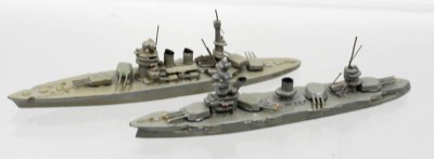 Auktion 366<br>2x Schiffsminiaturen, Wiking, älter, Kriegsschiffe, ca. L-15cm [1]