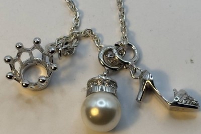 Auktion 366<br>Silber-925- Halskette mit 3 kleinen Anhängern,  L-46 cm, 10,6 gr [1]