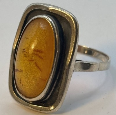 Auktion 366<br>Silberring mit Bernstein-Cabouchon, RG 62, 4,7 gr [1]