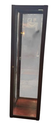 Auktion 366<br>schmale Vitrine mit 3 Glasböden, Scheiben facettiert, Mahagoni [1]