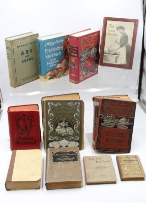 Auktion 366<br>11x div. meist alte Kochbücher, u.a. Davidis etc,, einige in schlechtem Zustand [1]
