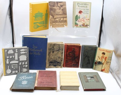 Auktion 366<br>13x div. zum Teil ältere Kochbücher, einige mit Alters-u. Gebrauchsspuren [1]