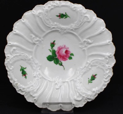 Auktion 366<br>Meissen Zierteller, Rote Rose, mit Reliefdekor, D-24 cm [1]