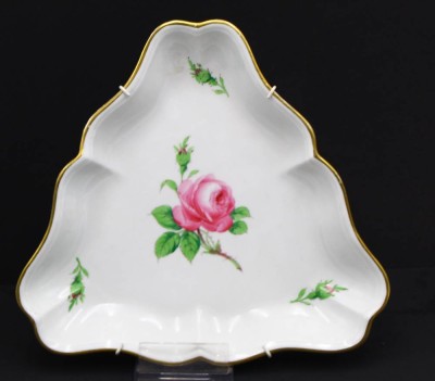 Auktion 366<br>dreieckige Meissen Porzellanschale mit gewelltem Rand und Goldverzierung, Rote Rose, 2.Wahl, 24x24x24 cm [1]