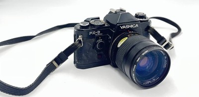 Auktion 366<br>YASHICA FX-D Quartz, incl. YASHICA LENS 42-75mm f3.5-4.5, mit Tasche & jeweils mit Handbuch, Funktion nicht geprüft, Alters & Gebrauchsspuren [1]