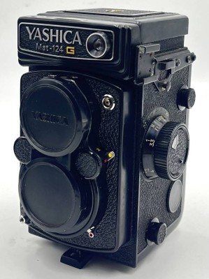 Auktion 366<br>YASHICA Mat-124 G, mit Tasche & incl. Zubehör, Funktion nicht geprüft, Alters & Gebrauchsspuren [1]