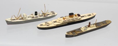 Auktion 366<br>3x Schiffsminiaturen, Wiking, älter, Passagierschiff und 2 div. Frachter, ca. L-12,5cm [1]