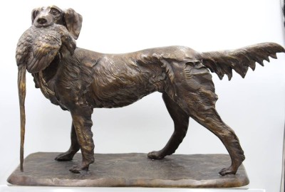 Auktion 366<br>gr. Bronzeskulptur, apportierender Jagdhund, wohl Frankreich,  ca. H-40cm B-63cm, 12kg [1]
