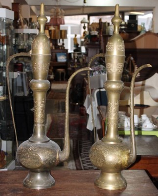 Auktion 366<br>Paar gr. arab. Messing-Kannen, je ca. 91,5cm [1]