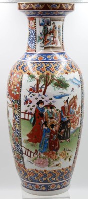 Auktion 366<br>hohe Vase, China, Personenbemalung, gemarkt, wohl 50/60er Jahre, ca. H-60cm [1]