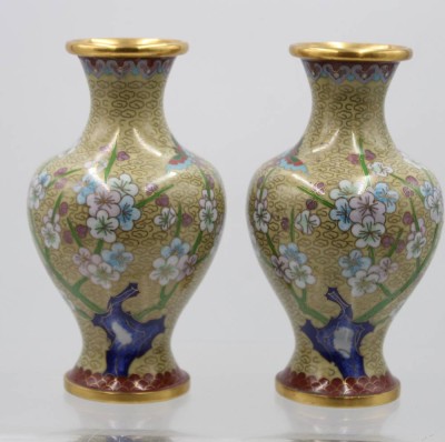 Auktion 372<br>Paar Cloisonné-Vasen, China, florale Dekore, ca. H-18cm [1]