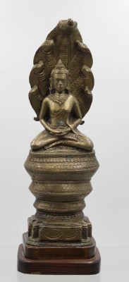 Auktion 366<br>Buddha geschützt durch die siebenköpfige Naga Muchalinda, Bronze, Holzstand, ca. H-26,5cm [1]