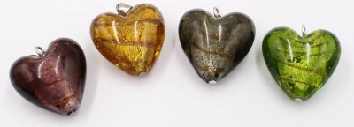 Auktion 366<br>4x gr. Herzanhänger mit Silbermonturen, wohl alles Murano, H-ca. 3 cm, 75 gr. [1]