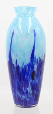 Auktion 366<br>Kunstglas-Vase, blau, oberer Rand mit kl. Chip, ca. H-21cm [1]