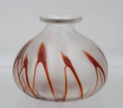 Auktion 366<br>Kunstglasvase, rote Auflagen, ca. H-9,5cm [1]