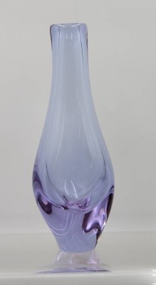 Auktion 366<br>lila Kunstglasvase, ca. 24,5cm, wohl Miloslav Klinger, Tschechien [1]