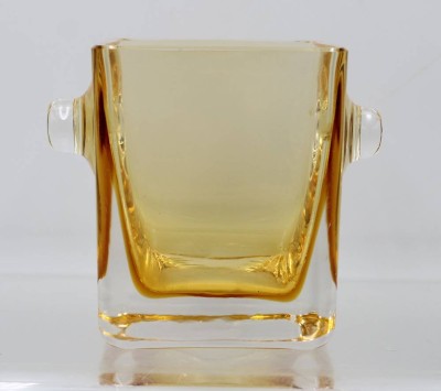 Auktion 366<br>Kunstglasvase, beidseitig Aufschmelzungen, ca. H-12,8cm B-10,5cm [1]