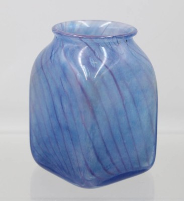 Auktion 366<br>Kunstglasvase, blau, lila geädert, signiert Venato, ca. H-15cm [1]