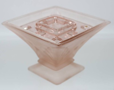 Auktion 366<br>roséfarbene Vase mit Steckeinsatz, wohl Frankreich, Stand mit kl. Chips, H-11,3cm B-19cm [1]