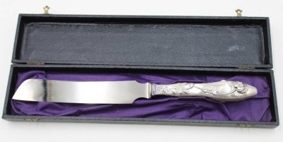 Auktion 366<br>lange Tortenmesser mit 800er Silbergriff, floral reliefiert, älter in Kasten, ca. L-28cm [1]