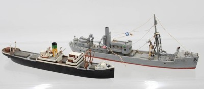 Auktion 366<br>2x Holz-Schiffsmodelle, 2x Frachter, älter, ca. L-26cm [1]