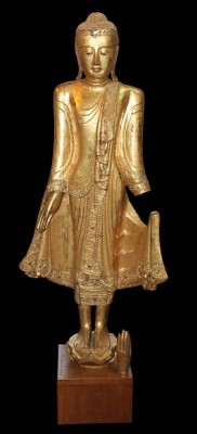 Auktion 366<br>Stehender Mandalay Buddha aus Burma Holz vergoldet und verziert, auf einem Holzsockel stehend, eine Hand lose, ca. H-146cm, Speditionsversand [1]