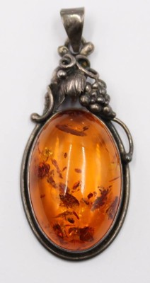 Auktion 366<br>Silber-Anhänger mit Bernstein,  L-6 cm, B-2,5 cm, 13,1 gr. [1]