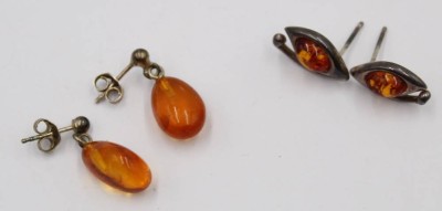 Auktion 366<br>2x Paar Silber Ohrstecker mit Bernsteinen, zus. 3,6 gr, 1x fehlen Schieber [1]