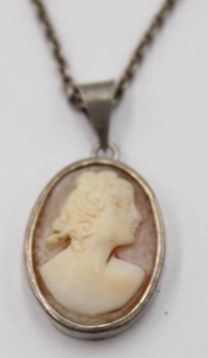 Auktion 366<br>Silberkette mit kl. Camee-Anhänger, zus. 6,8  gr [1]