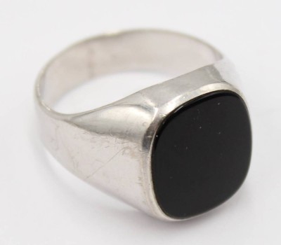 Auktion 366<br>Silber-925- Herrenring mit Onyx-Platte, RG 66 [1]