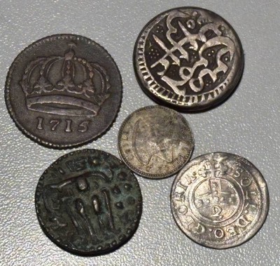 Auktion 366<br>5x alte Münzen, 1x davon wohl Silber??, jüngste 5 Centavos, 1919, Chile, älteste 1 Daler, 1715, Schweden, sowie 2 arabische unbekannte Münzen? [1]
