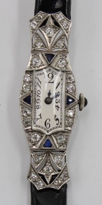 Auktion 366<br>Art-déco-Damenuhr aus Platin mit Diamanten und Saphiren, Werk steht, komplett 17,1gr., ca. 5 x 1,8cm [1]