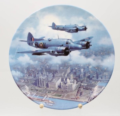 Auktion 366<br>Royal Doulton - Heroes Over Home Territory - Beaufighter Over The Liver Building, D-20,5cm [1]