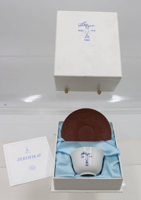 Auktion 366<br>Meissen Jubiläums-Koppchen mit Untertasse, Böttger, orig. Karton, ca. H- 5cm [1]