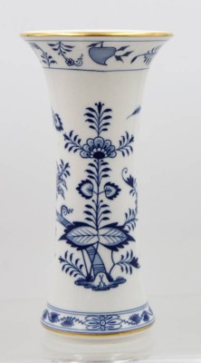 Auktion 366<br>Meissen Zwiebelmuster Vase, Schwertermarke, 1. Wahl, Goldrand, ca. H-24,5cm [1]