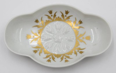 Auktion 366<br>kl. Schälchen, Hutschenreuther, Reliefdekor und Goldzier,  L-12,5cm [1]