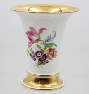 Auktion 366<br>Kratervase mit Blumen-u. Goldbemalung, Meissen, 1. Wahl, Jubiläumsmarke, ca. H-16,5cm [1]