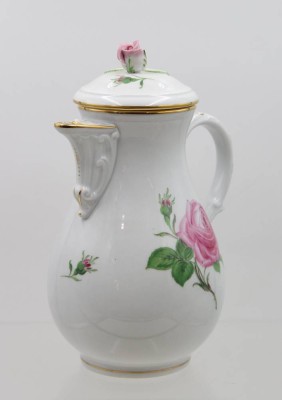 Auktion 366<br>Kaffeekanne, Meissen, Schwertermarke, 2 Schleifstriche, Rote Rose, Deckelblüte (kl. Chip), Deckel innnen bestossen, ca. H-23,5cm [1]