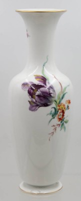 Auktion 366<br>hohe Vase, KPM Berlin, Szepter u. Reichsapfel, Form Asia, Blumenbemalung, Stand leider 2x bestossen, ca. H-33cm [1]