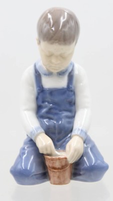 Auktion 366<br>Junge mit Buddeleimer, Bing & Gröndahl, Entw. Svend Lindhart, Modellnr. 2127, polychrom bemalt in Unterglasurfarben, ca. H-13cm [1]