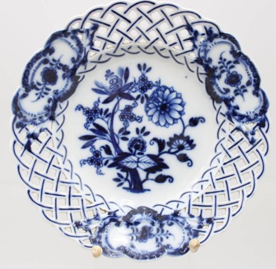 Auktion 366<br>Durchbruchteller, Meissen, Schwertermarke, Zwiebelmuster, 2 Schleifstriche, älter, D-20,3cm [1]