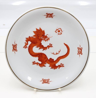 Auktion 366<br>gr. Wandteller, Meissen, Schwertermarke, 1. Wahl, roter Ming-Drache, D-31,3cm [1]