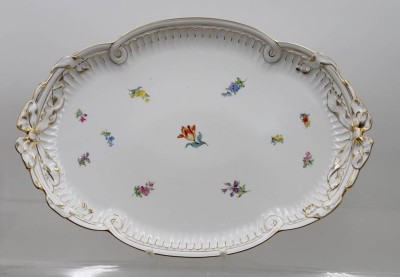 Auktion 366<br>Ovales Tablett mit Schleifenhenkeln, Meissen, bunte, gestreute Blumenmalerei, Goldränder und -staffage. Schwertermarke Meissen, 1x Schleifstrich, ca. 41 x 28,5cm [1]