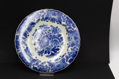 Auktion 366<br>gr. Wandteller und gr. Schale (Blumenübertopf) Delft 
