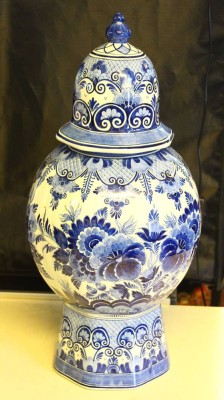 Auktion 366<br>grosse Deckelvase, orig. Delfts RAAM, Blaumalerei, handgemalt, signiert, H-60 cm [1]
