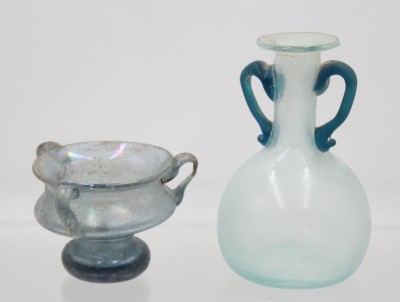 Auktion 366<br>Trinkschale und Henkelvase nach antiken römischen Vorbildern, ca. H-15,5cm und H-7,5cm [1]