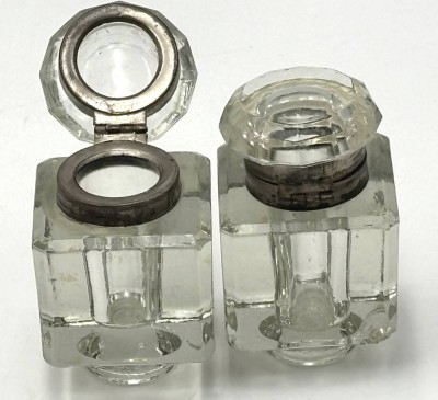 Auktion 366<br>2x Kristall-Tintenfässer, H-7 cm [1]